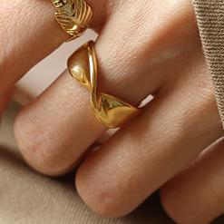 One Twist Ring