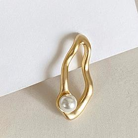 Vibrant Pearl Earring