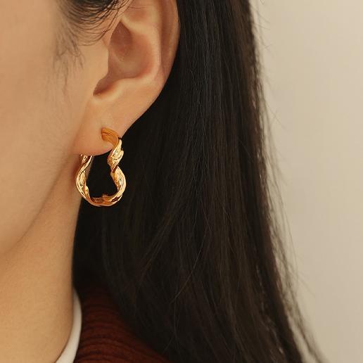 Twisted Linear Geometric Hoop
